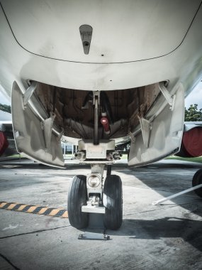 Ön iniş tekerleği uçak 