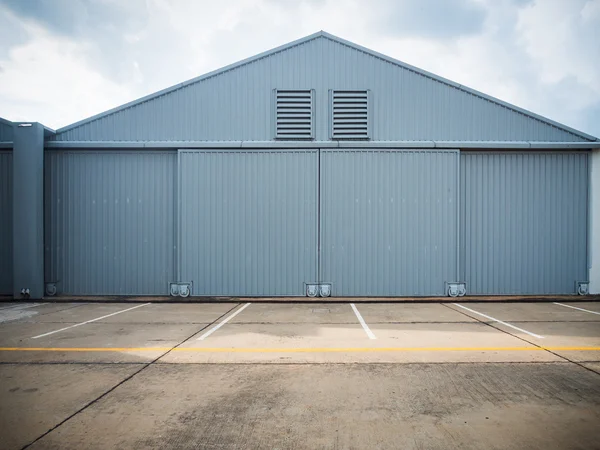 Portas de armazém fechadas . — Fotografia de Stock