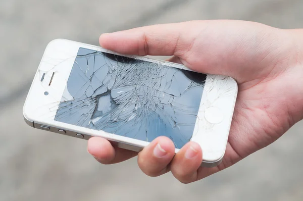 Mãos segurando smartphone quebrado — Fotografia de Stock