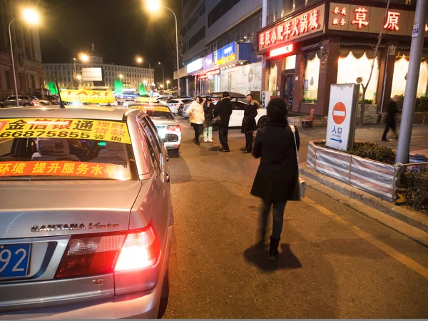 Pessoas a chamar táxis na estrada — Fotografia de Stock