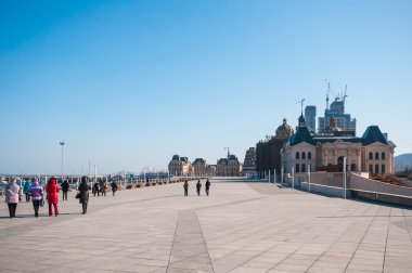 Dalian körfezde çekici binasında turizm