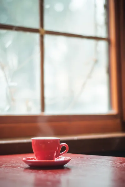 Красная кружка кофе и окно — стоковое фото