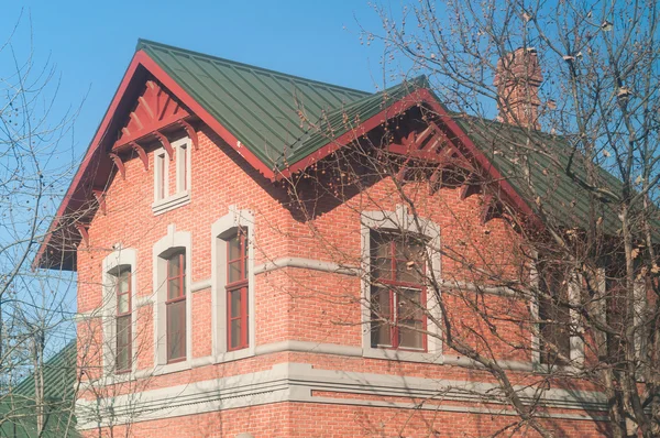 Kışın bina tuğla ev — Stok fotoğraf