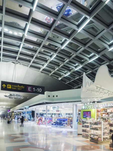 Duty free shop op Suvanaphumi luchthaven. — Stockfoto