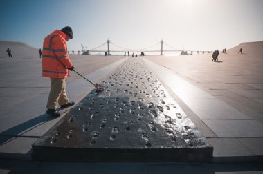 1000 ayak izleri karmaşık heykel