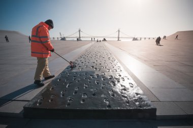 1000 ayak izleri karmaşık heykel