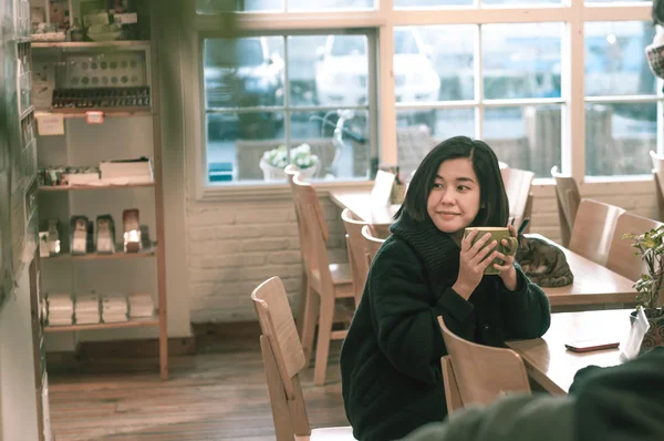 Joven mujer asiática disfrutar con bebidas y el café  . — Foto de Stock