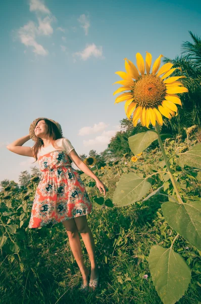 Woman happy in sunflower flower field. — Stock Photo, Image