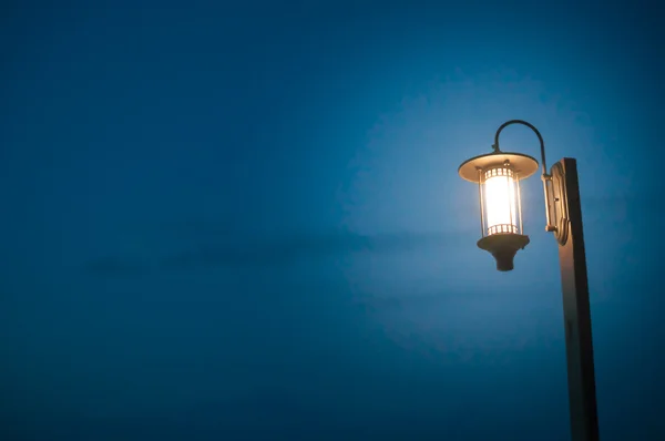 Vintage poste lâmpada na noite escura — Fotografia de Stock