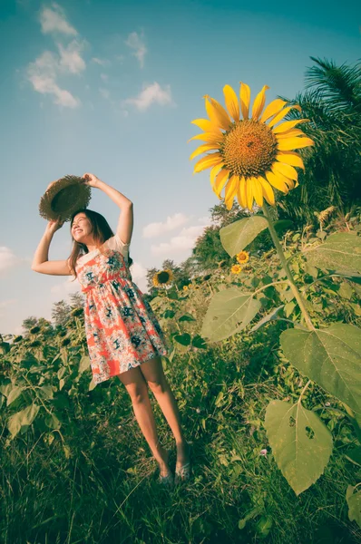 Woman happy in sunflower flower field. — Stock Photo, Image