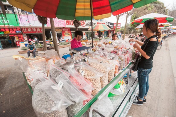 Femme achetant des variétés de noix en stalle — Photo
