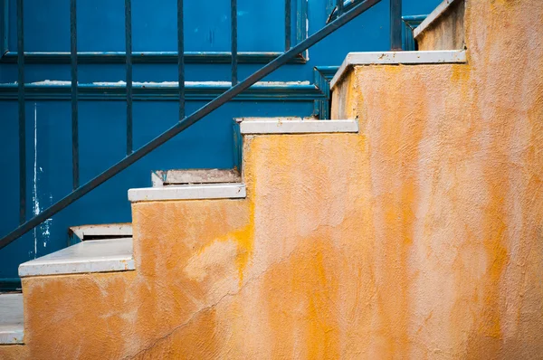 Escalera amarilla y pared azul de contraste — Foto de Stock