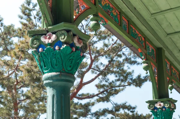 Artistic painted wooden architecture in Korea — Stock Photo, Image