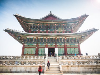 Gyeongbokgung Sarayı kenarındaki turist.