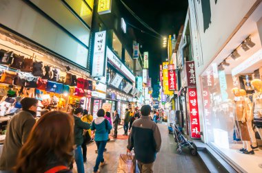 İnsanlar Myeong-dong'daki. Kore