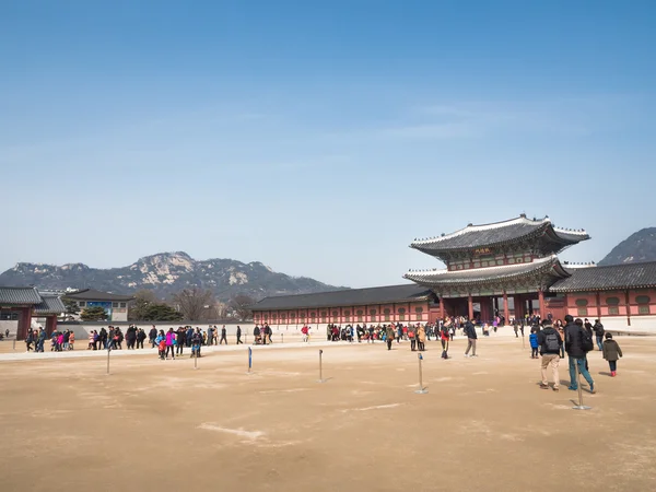 Toeristen verzamelen buiten Gyeongbokgung Paleis. — Stockfoto