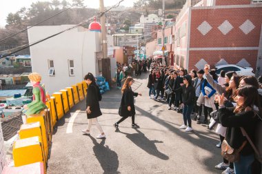 Birçok turist için sırada bekleyen ünlü edebiyat fotoğrafını almak