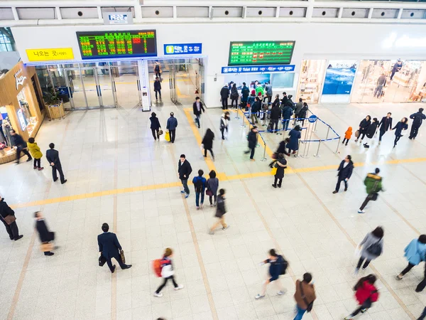 Passagerer inde i Seoul Station . - Stock-foto