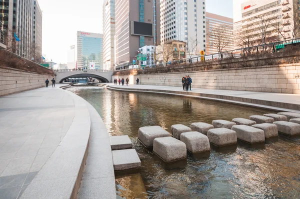 Cheonggyecheon corriente . —  Fotos de Stock