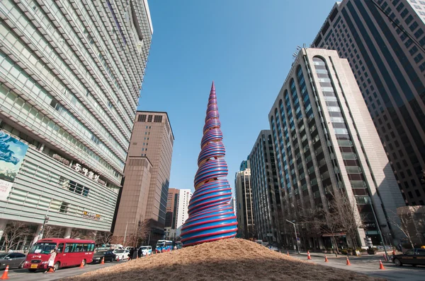 Frühlingsskulptur am Cheonggyecheon Bach — Stockfoto