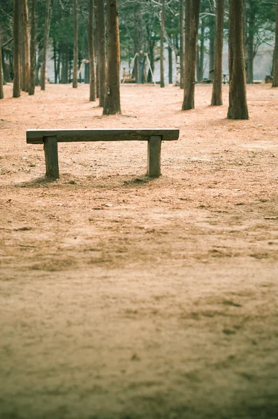 Holzbank im Freien — Stockfoto