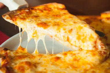 Peynirli pizza.