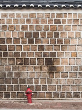 Taş duvar ile yangın musluğu.