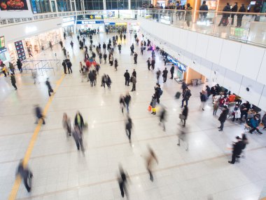 Yolcular içinde Seoul istasyonu.