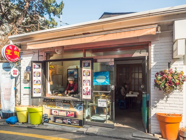 En gata café och restaurang runt staden Seoul, Republiken Korea. — Stockfoto