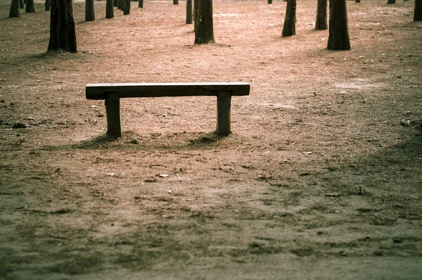 Деревянная скамейка на открытом воздухе — стоковое фото