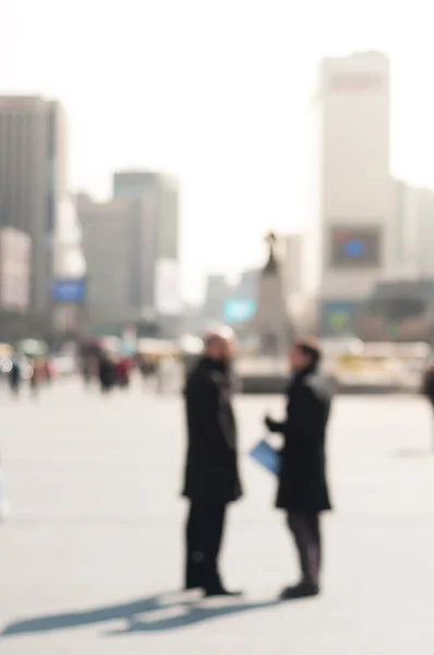 Dos hombres de negocios conversando en la calle —  Fotos de Stock