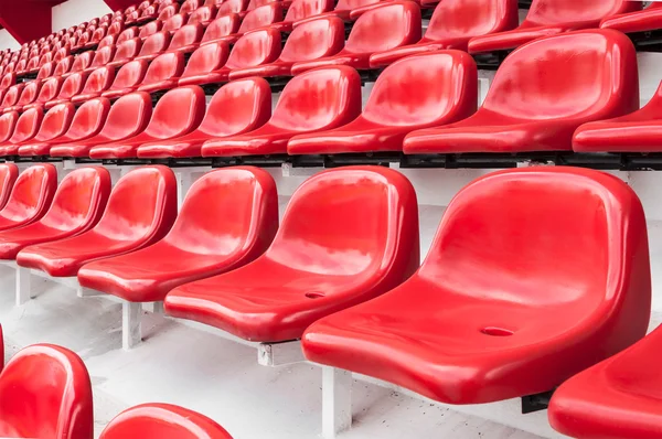 Assentos do estádio vermelho — Fotografia de Stock