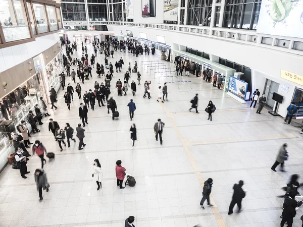 Passengers inside of Seoul Station. — Stock Photo, Image