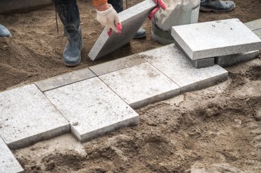 İnşaat işçisi pavestone yükleme