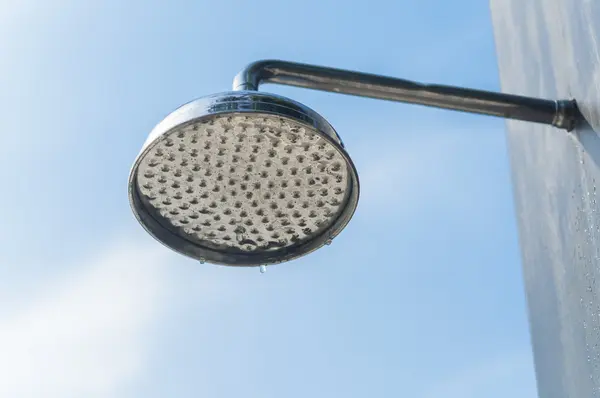 Duschkopf-Wasserhahn. — Stockfoto