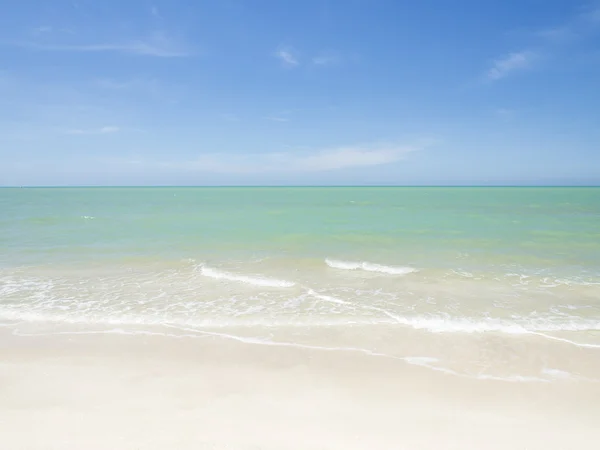 Praia de areia branca — Fotografia de Stock