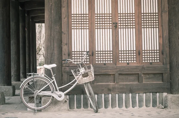 Asya tarzı ev karşı otopark Bisiklet — Stok fotoğraf
