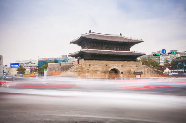 Passagens de trânsito Dongdaemun Gate . — Fotografia de Stock