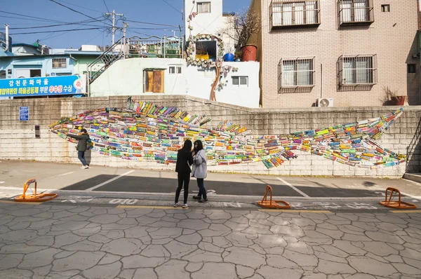 Peces de madera pintados en Gamcheon Village . — Foto de Stock