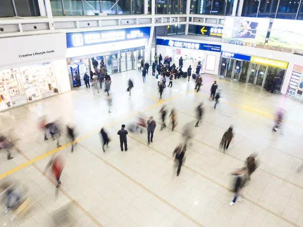 Pasajeros dentro de la estación de Seúl . —  Fotos de Stock