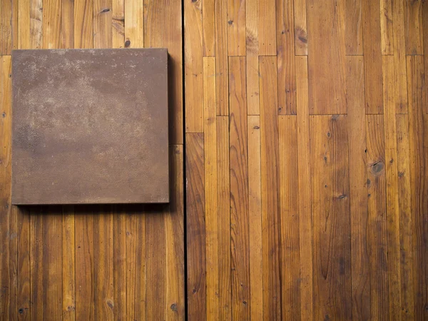 Металева плита на дерев'яній дошці — стокове фото
