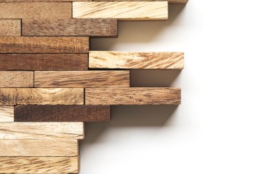 Tahta parmaklıklar yığını.