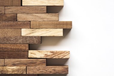 Tahta parmaklıklar yığını.