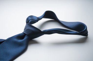 Mavi kravat çıkarmış 
