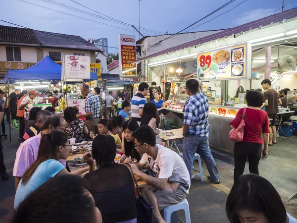 As pessoas gostam de jantar comida de rua na rua Jonker, em Malaca . — Fotografia de Stock