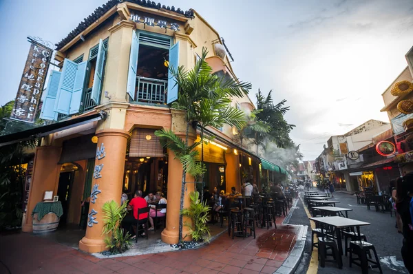 La gente disfruta de cenar en la tradición estilo edificio restaurante en Jo —  Fotos de Stock