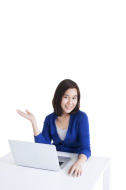 Dizüstü bilgisayar açık el sunumu ile çalışan iş kadın 