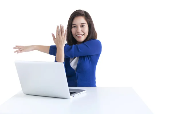 Mulher de negócios fazer esticar com laptop na frente — Fotografia de Stock