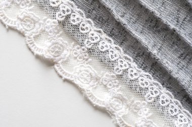 Dantel kumaş üzerinde dekore edilmiş