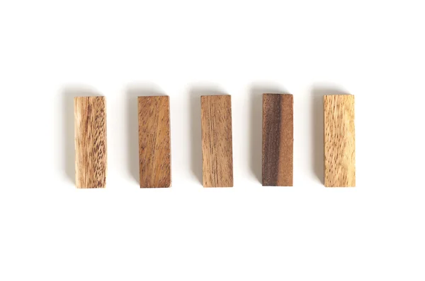 Rozmieść pięć bloków drewnianych w wierszu. — Zdjęcie stockowe
